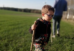 Chłopiec chodzi po polu