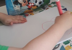 chłopiec rysuje wzór