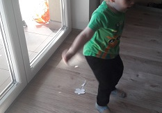 chłopiec skacze po podłodze