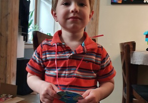 chłopiec prezentuje swój medal na święto ziemi