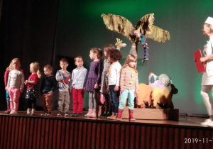 Dzieci stoją na scenie , biorą udział w konkursie.