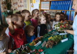 Dzieci ogladają skarby jesieni.