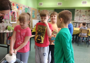 Dzieci przyglądają się jak powstaje pulpa do wykonania papieru