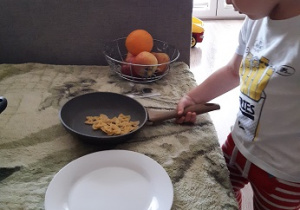 chłopiec bawi się w gotowanie
