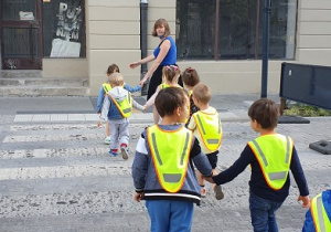dzieci przechodzą przez ulicę