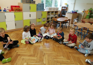 Dzieci odpoczywają po obiedzie siedząc w kole