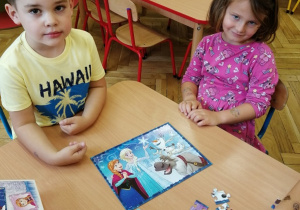 dzieci układają puzzle