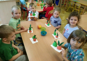 dzieci pokazują wykonane owoce z masy solnej