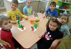 dzieci pokazują owoce zrobione z masy solnej