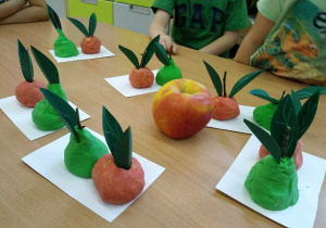 jabłka i gruszki wykonane przez dzieci z masy solnej