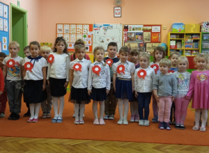 Śpiewanie Hymnu Polski z okazji 11 listopda