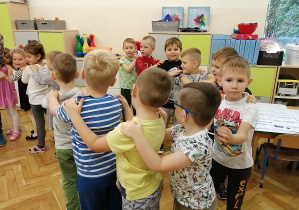 dzieci tańczą w pociągiu
