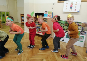 chłopcy bawią się przy pląsie