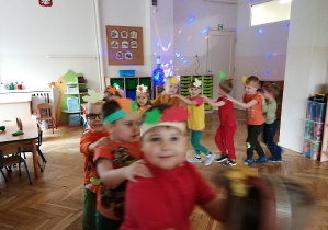 dzieci jadą w pociągu jedno za drugim