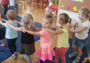 Dzieci tańczą do piosenki "Jedzie pociąg"