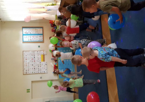 Dzieci bawią się w sali balonami