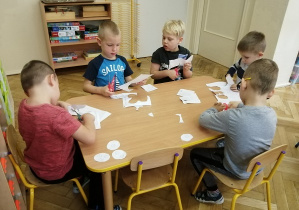 chłopcy liczą wycięte koła