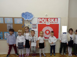 Szkoła do hymnu w grupie II