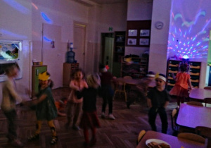 dzieci tańczą w parach do jesiennej muzyki