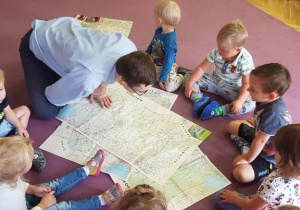 Dzieci z gościem szukają na mapie Łodzi