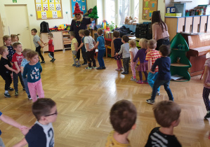 Dzieci tańczą w zaprzęgach reniferów