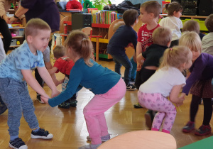 Dzieci tańczą uklad św Mikołaja