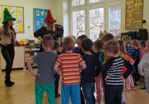 Dzieci tańczą piosenkę o choince.