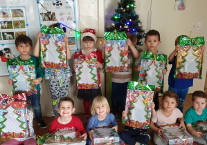 Zdjęcie grupowe, dzieci z prezentami od Mikołaja