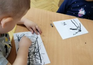 Dzieci malowały węglem.