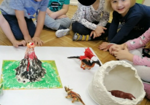 Dzieci wykonują eksperyment wybuchającego wulkanu