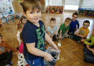 chłopiec niesienie węgiel w wodzie