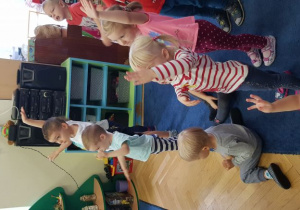 Dzieci tańczą oberka