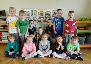 dzieci śpiewają piosenkęo prawach dziecka