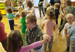 Dzieci tańczą do walczyka