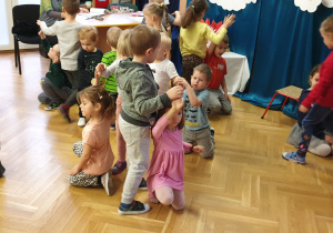 Dzieci tańczą w parach