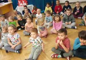 Dzieci siedzą i słuchają bajki o Czerwonym Kapturku