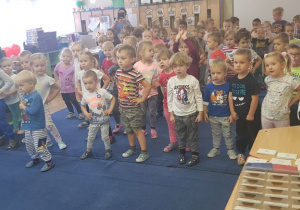 Dzieci tańczą do jesiennej piosenki
