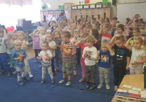 Dzieci klaszczą podczas tańca