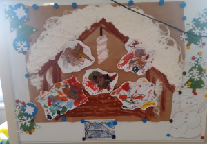 praca plastyczna ptaki w karmniku wykonana przez dzieci - obraz od przodu