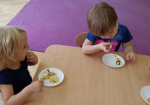 Dzieci zjadają zrobioną przez siebie sałatkę