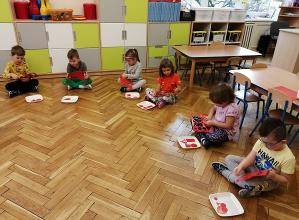 Zabawy z figurami geometrycznymi w grupie III