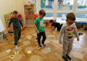 Dzieci chodzą po zdrowych produktach
