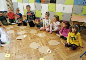 Dzieci czekają na swoją kolej