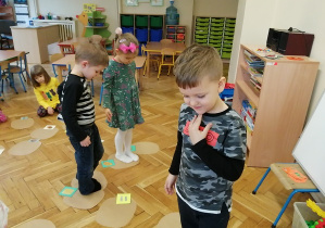Dzieci dokładnie wykonuja zadanie