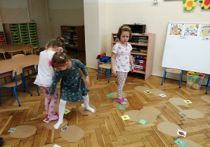 Dziewczynki omijają niezdrowe produkty