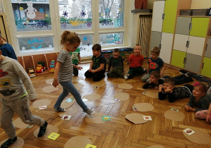 Koledzy sprawdzają prawidłowe wykonanie zadania