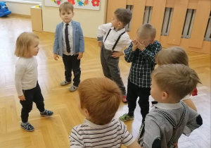 Dzieci tańczą w kole do piosenki