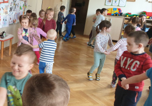 Dzieci tańczą w parach
