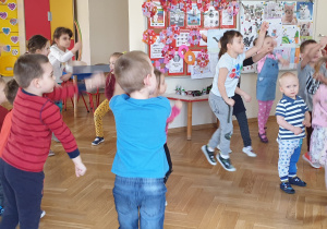 Dzieci skaczą do zabawy tanecznej