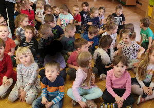 Dzieci słuchają o wartościach muzycznych